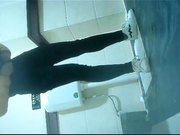 国内某超市公共女厕偷拍烟瘾很大的少妇抽烟的样子