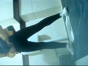 国内某超市公共女厕偷拍烟瘾很大的少妇抽烟的样子