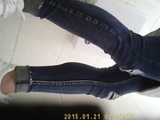 某大厦女厕偷窥绑带凉鞋妹子尿尿小阴唇张开真好看