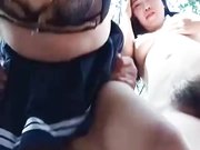 骚妹子小甜甜勾引环卫大叔在户外强行扒裤子操逼