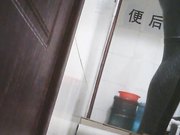 大学女厕所系列一边尿尿一边还在讨论打麻将