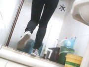 大学女厕所系列短发美女尿完对着镜子整理内裤一看就是个骚货