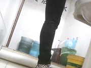 大学女厕所系列短发美女尿完对着镜子整理内裤一看就是个骚货