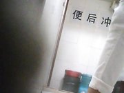 大学女厕所系列短发美女尿完对着镜子整理内裤一看就是个骚货