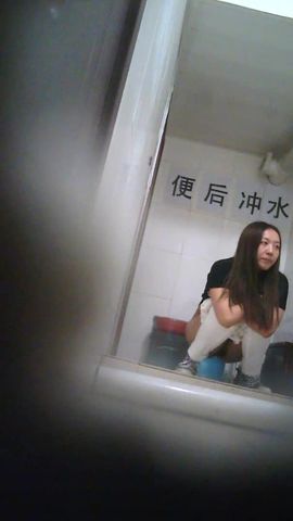 大学女厕所系列短发美女尿完对着镜子整理内裤一看就是个骚货