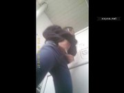 高校女厕近距离双镜头偷拍红衣妹子不怕冷大冷天穿肉丝