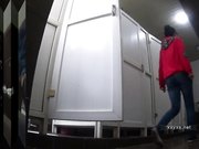 高校女厕近距离双镜头偷拍红衣妹子不怕冷大冷天穿肉丝