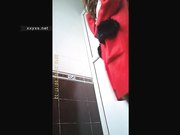 高校女厕近距离双镜头偷拍红衣妹子不怕冷大冷天穿肉丝