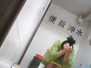 大学女厕所系列眼镜美女抹完还要揉一揉下面