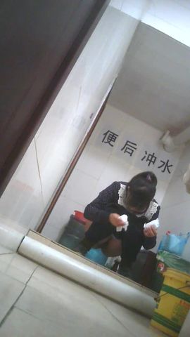 大学女厕所系列眼镜美女抹完还要揉一揉下面