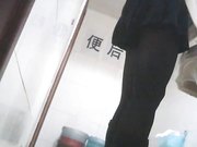 大学女厕所系列金发妹子一边上厕所一边抠牙胸还挺大