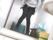 大学女厕所系列金发妹子一边上厕所一边抠牙胸还挺大