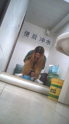 大学女厕所系列金发妹子一边上厕所一边抠牙胸还挺大