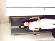 潜入电影院女厕偷窥白色连衣裙女神美眉尿很急