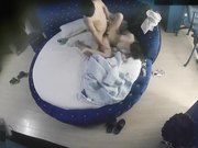 猥琐小青年与苗条美乳女友啪啪干的尖叫不止淫叫说老公好长