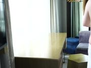 最新众筹高挑车模毛婷穿着制服红高跟被摄影师在桌子上干