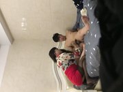 伪娘装扮成女人在家接客小伙没干几分钟就射了