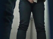 商场排队厕拍系列对白有趣姐姐说她天冷一般都是穿短毛衣