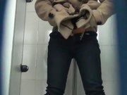 商场排队厕拍系列对白有趣姐姐说她天冷一般都是穿短毛衣