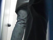 商场排队厕拍系列妹子一边打电话一边提裤子也不怕电话掉厕所里