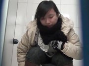 商场排队厕拍系列妹子一边打电话一边提裤子也不怕电话掉厕所里