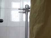 商场排队厕拍系列妹子的两条大白腿很是赏心悦目