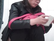 商场排队厕拍系列妹子的两条大白腿很是赏心悦目