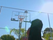 被淫荡熟女玩弄的篮球宝贝