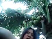 [国产女忧系列]野外自慰也是别有一番情趣