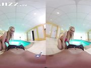 VR专区（虚拟真实）-G奶金发萌妹 骑在巨屌上面前后摇摆