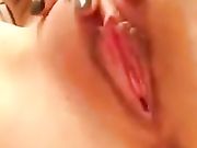 网上认识的寂寞都市白领小美女在家脱衣搔首弄姿诱惑我