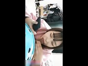 獨家網路熱點視訊：清純小主播吃着大屌與粉絲互動