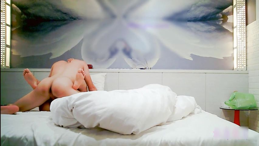 约啪泰国可爱学生妹小穴紧致难以进入疼痛难耐直喊慢一点