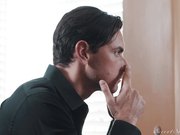 金发每次趁着老公不在家找个男人来偷情