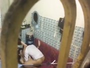 窗外偷窥工友强子哥和他媳妇啪啪