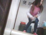 大学女厕所系列最后的长腿黑丝玉女绝对是个风骚型