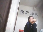 大学女厕所系列最后的长腿黑丝玉女绝对是个风骚型