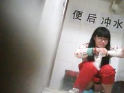 大学女厕所系列可爱的妹子带个可爱的帽子