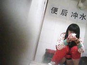 大学女厕所系列可爱的妹子带个可爱的帽子