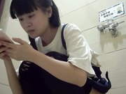 商场厕拍系列美丽少妇带着孩子一起上厕所