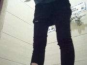 商场厕拍系列美丽少妇带着孩子一起上厕所