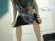 商场厕拍系列美丽少妇带着孩子一起上厕所