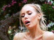 在浴缸里自摸的翘臀美少妇