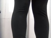 商场排队厕拍系列阴唇有点大的小妹妹抹完还要用手指抠一抠