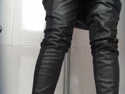 商场排队厕拍系列阴唇有点大的小妹妹抹完还要用手指抠一抠