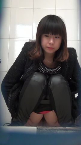 商场排队厕拍系列阴唇有点大的小妹妹抹完还要用手指抠一抠