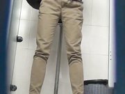 商场排队厕拍系列素颜看起来很有邻家感觉的妹子