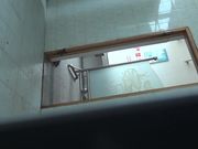 学生MM厕所跟拍系列妹子尿完踮着脚照镜子看看自己背影漂亮不