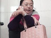 商场排队厕拍系列长的还不错的可爱妹子对着镜子搔首弄姿