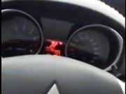 性感的白领小姐姐搭顺风车聊得投机就和司机小哥在路边车震